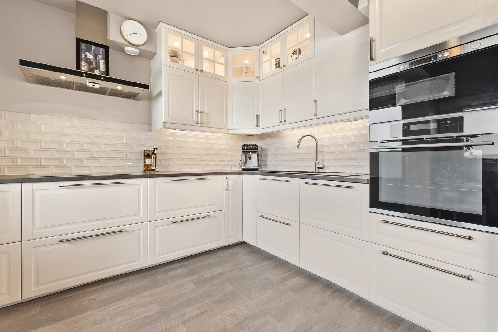 Av hvitevarer så er platetopp, stekeovn, oppvaksmaskin og mikrobølgeovn integrert i innredningen. Galleribilde