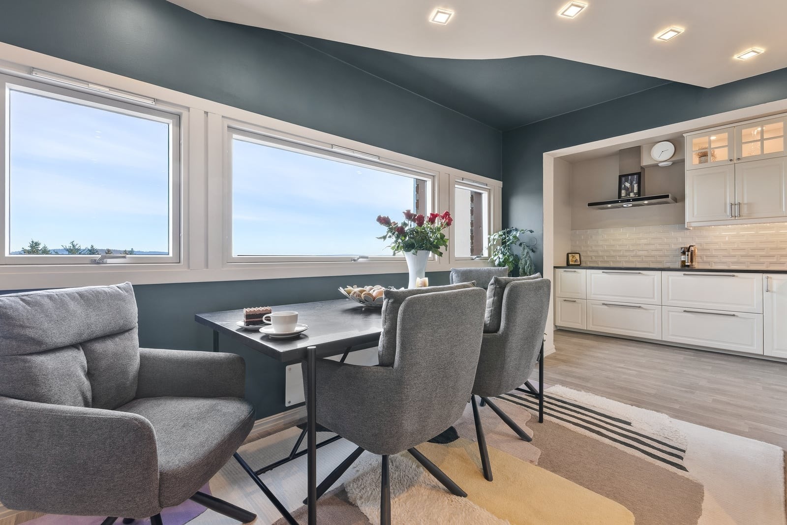 Ved vinduet er det naturlig med en hyggelig spiseplass. Galleribilde