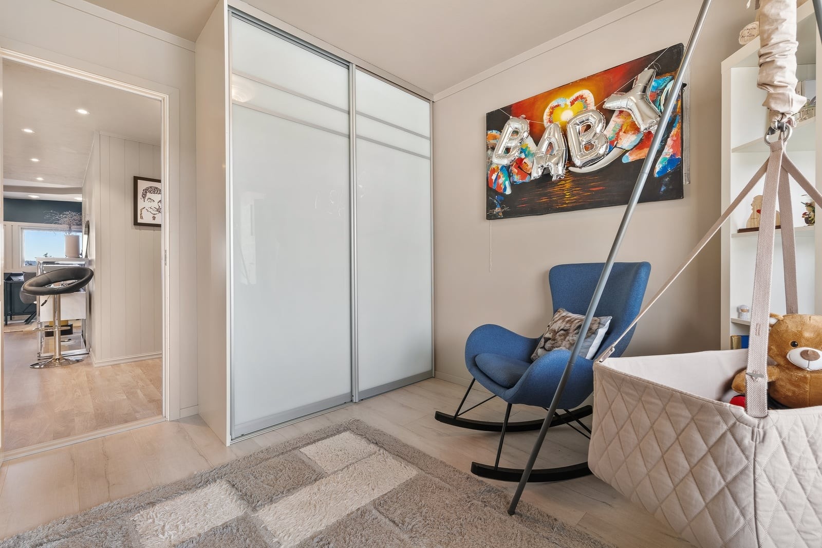 Rommet har en fastmontert skyvedørsgarderobe og gir rikelig med oppbevaringsplass. Galleribilde