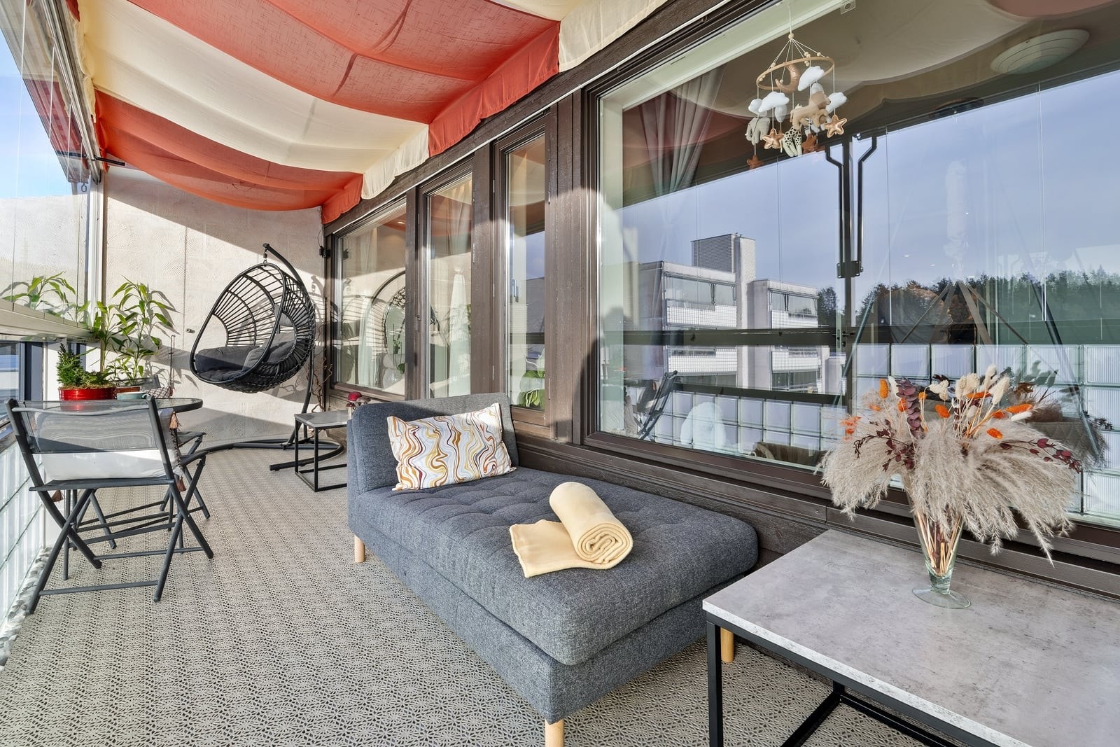 Innglassingen gir et lunt og anvendelig uterom, skjermet for vær og vind. Galleribilde