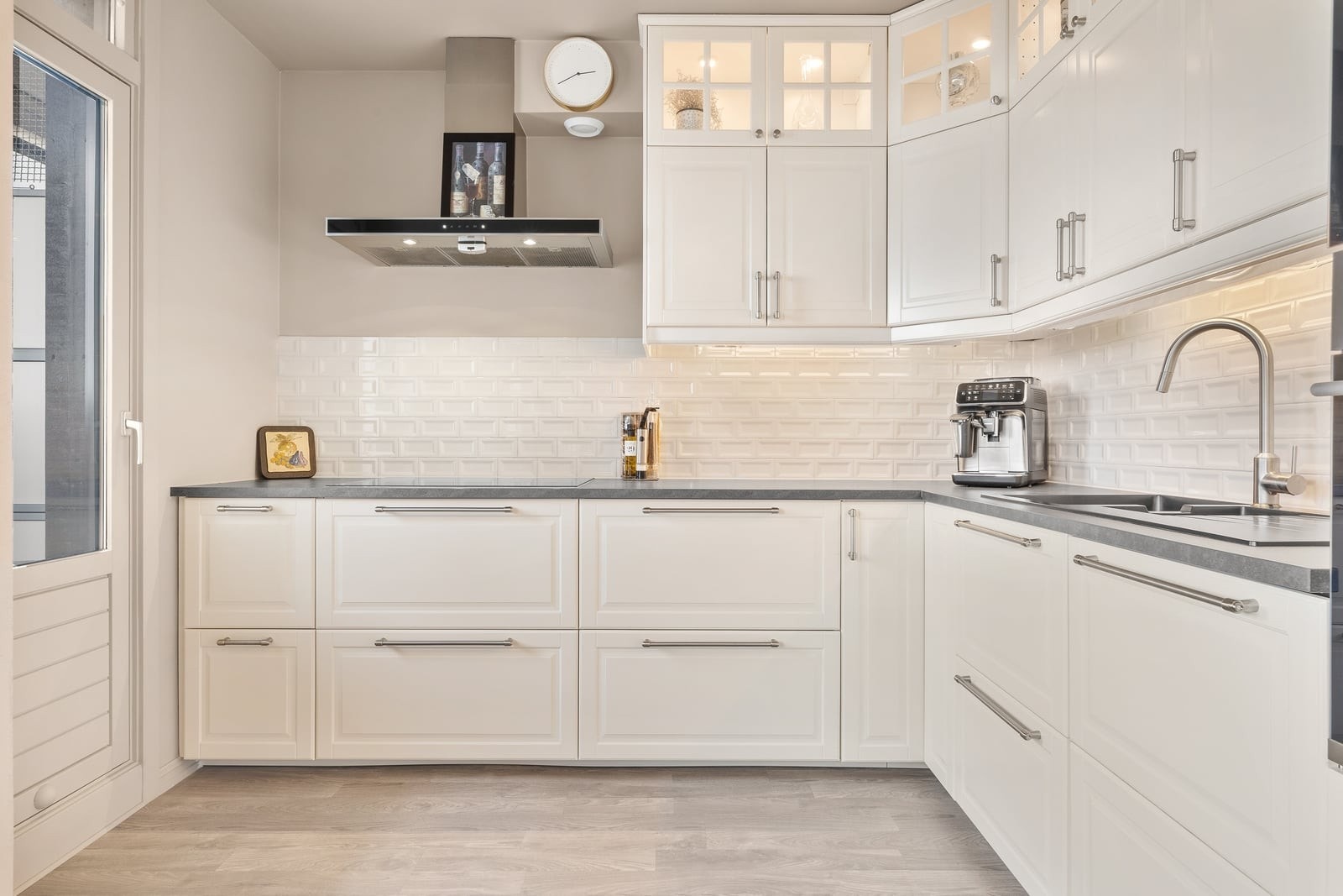 Kjøkkeninnredningen er fra 2016 med profilerte fronter og benkeplate i laminat. Galleribilde