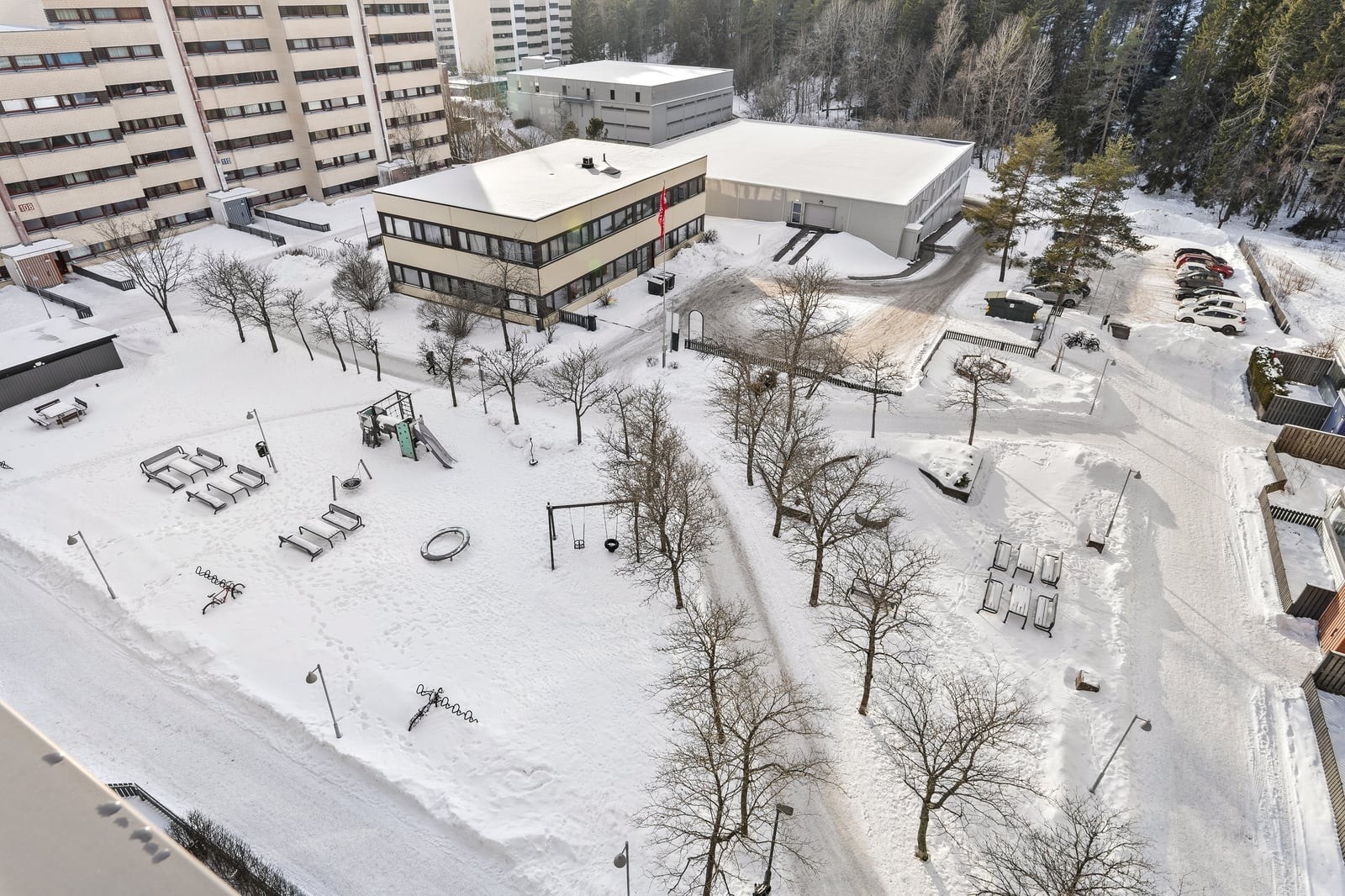 Uteområdene er pent opparbeidet med lekeplasser og sittegrupper. Galleribilde