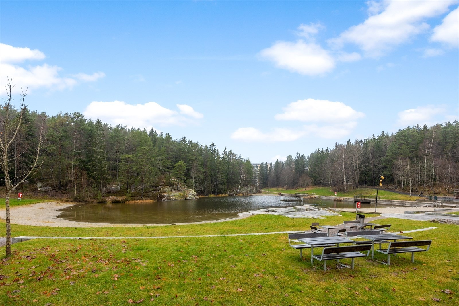 I umiddelbar nærhet ligger Svarttjern, en populær badeplass om sommeren. Galleribilde