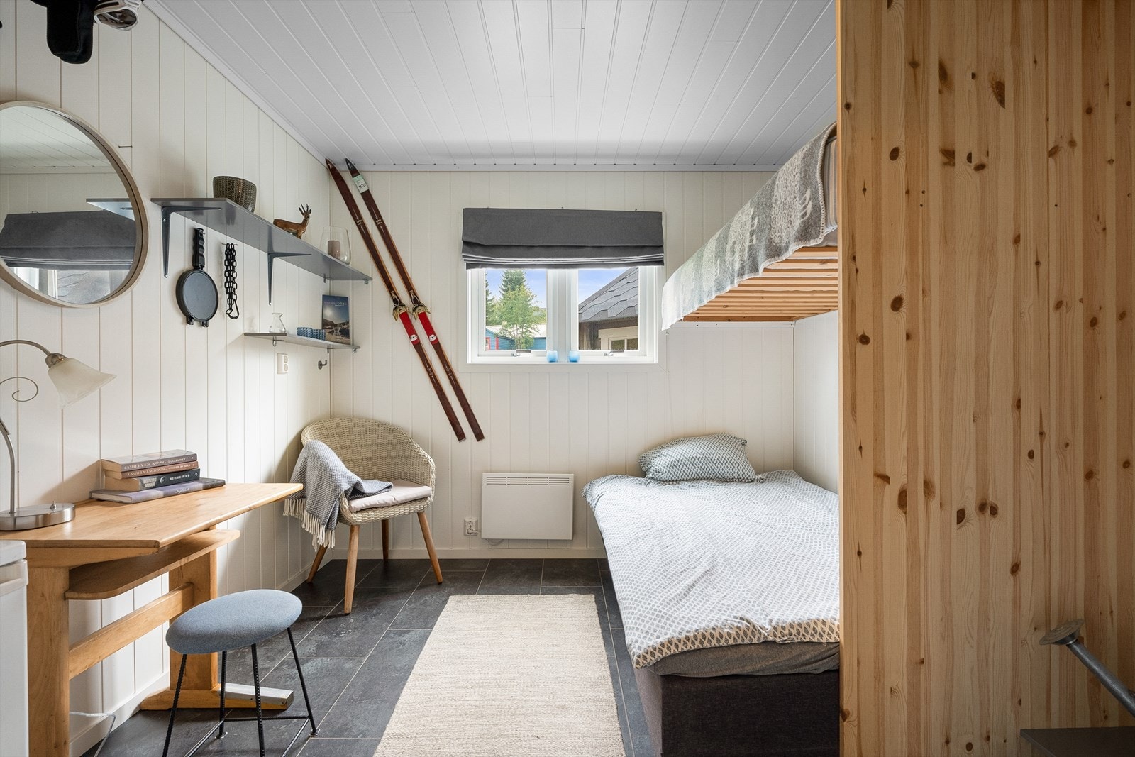På eiendommen finnes også et anneks som er innredet med kontorpult og soveplasser. Det gjøres oppmerksom på at annekset er godkjent som bod og ikke som oppholdsrom. Galleribilde