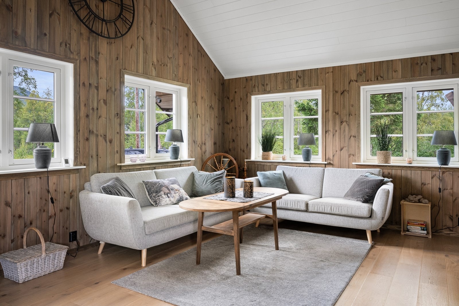 Rommet har godt med naturlig lysinnslipp fra store vindusflater Galleribilde