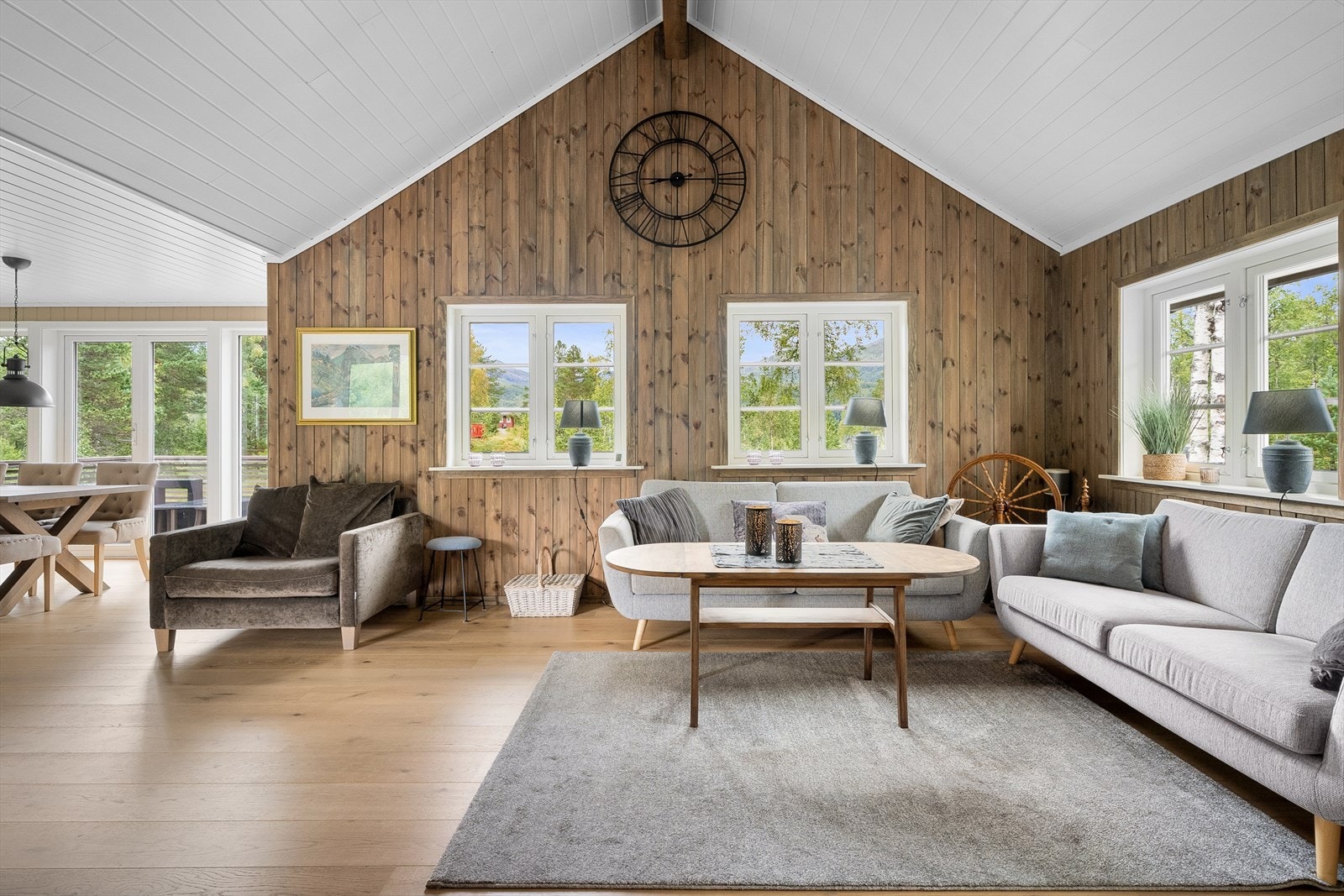 Hytten har en åpen stue- og kjøkkenløsning som gir maksimal utnyttelse av arealet Galleribilde