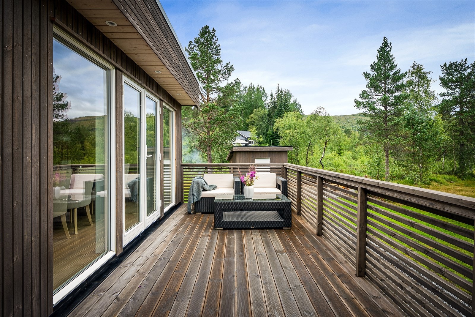 et er flere terrasser på eiendommen med et areal på hele 76 kvm, hvor deler er overbygget Galleribilde