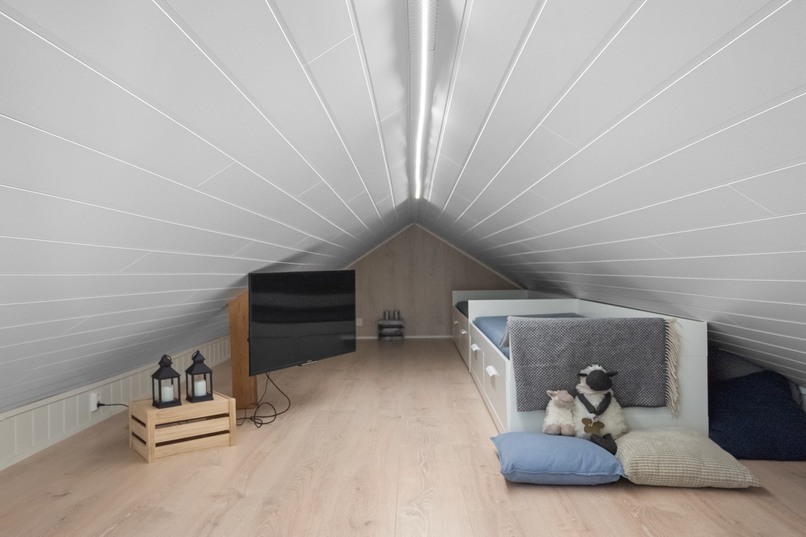 Fra gangen går det trapp opp til hyttens hems. Denne er innredet med to daybed senger. Her er det også god ekstra lagringsplass. Galleribilde