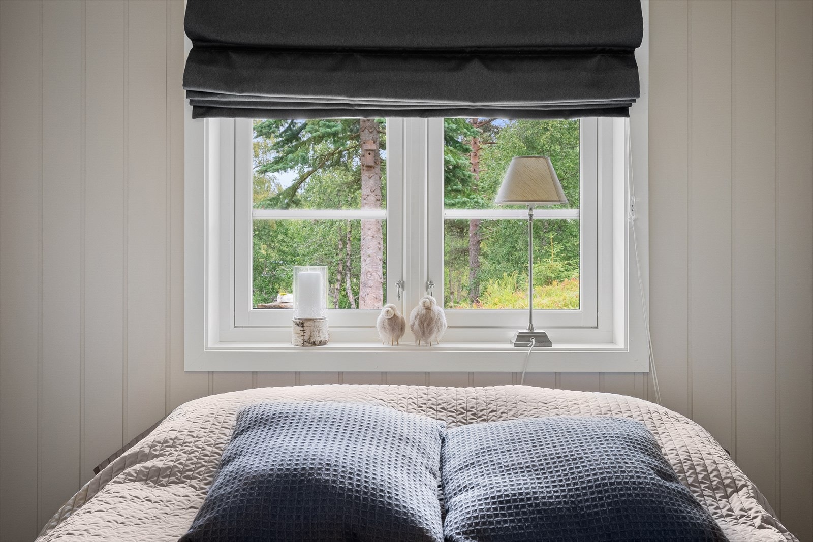 Soverommene er av god størrelse og kan enkelt innredes med seng og tilhørende møblement Galleribilde