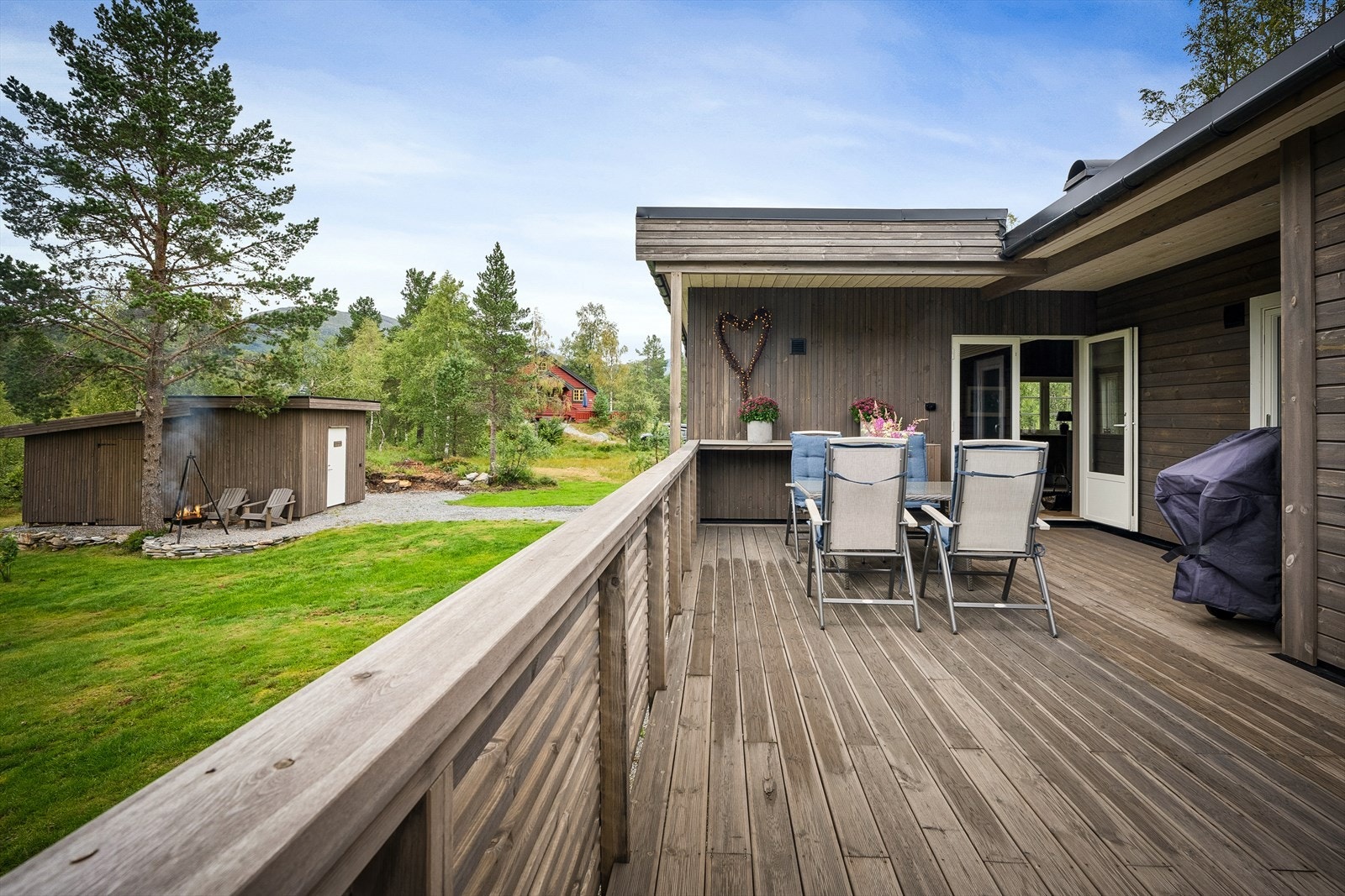 Stor, solrik og eiet tomt! På tomten har man sol fra tidlig i januar. Galleribilde