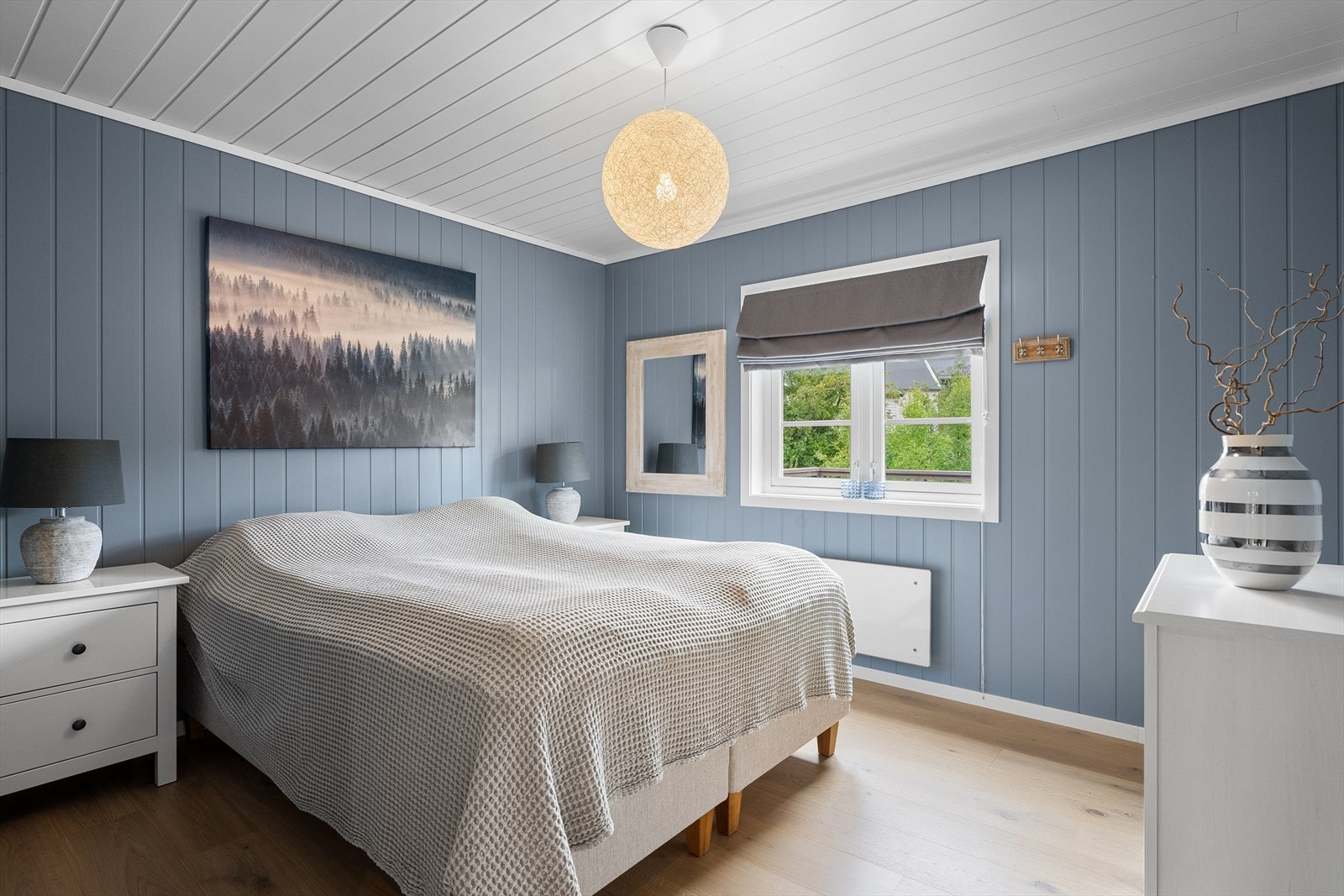 Hovedsoverommet har kommode og nattbord Galleribilde