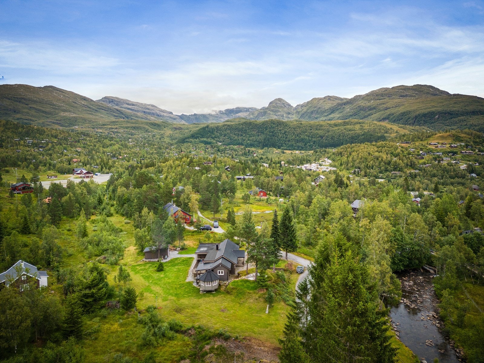 Aktiv Eiendomsmegling v/ Lars Waage har gleden av å presentere Mødalsvegen 143! Foto: Weststaff Media. Galleribilde
