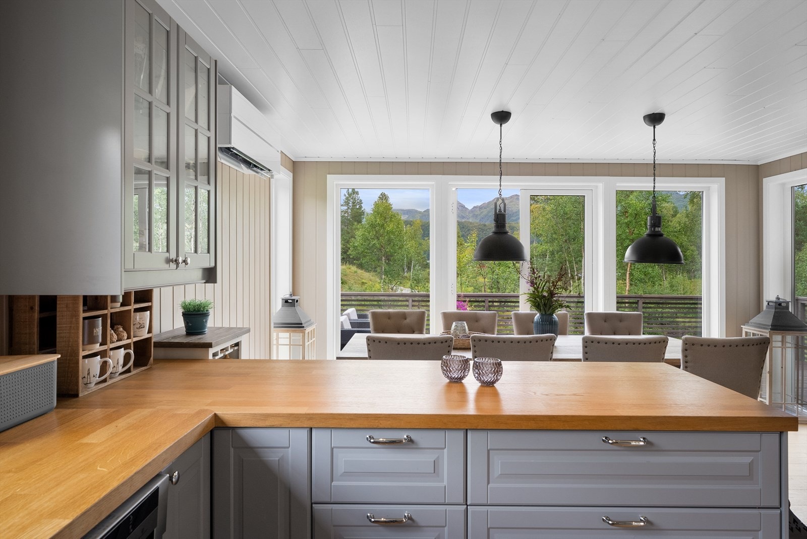 Fra spisegruppen nyter man utsikt over majestetiske fjell. Fra tid til annen får man også koselig ekorn på besøk utenfor vinduet. Galleribilde