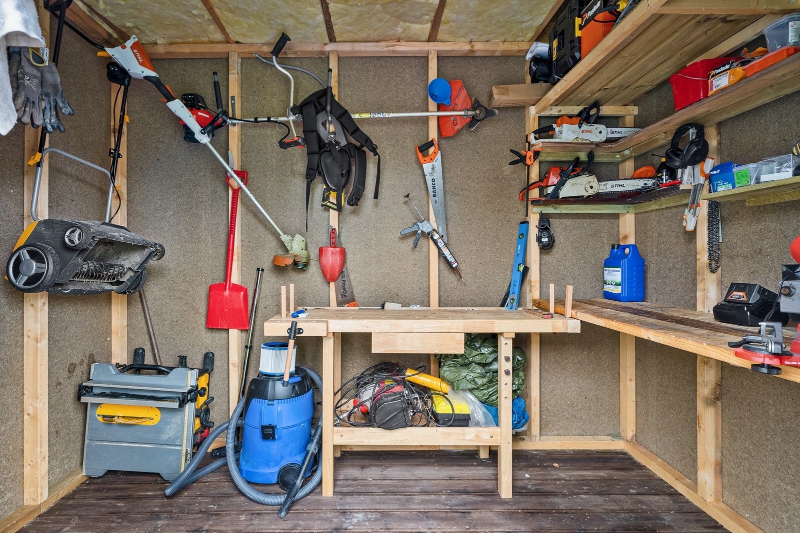 Det er også bod på eiendommen. Denne er todelt og består av vedskjul og romslig redskapsbod. Her er det ideelt for både oppbevaring av redskap, ski og for smøring av ski. Galleribilde