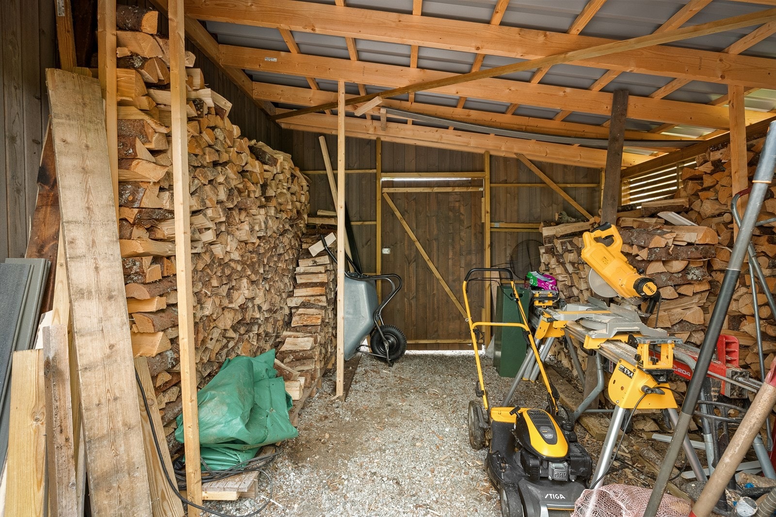 Det er også gode oppbevaringsmuligheter under hytten. Her er det blant annet plass til å parkere traktorgressklipper. Galleribilde