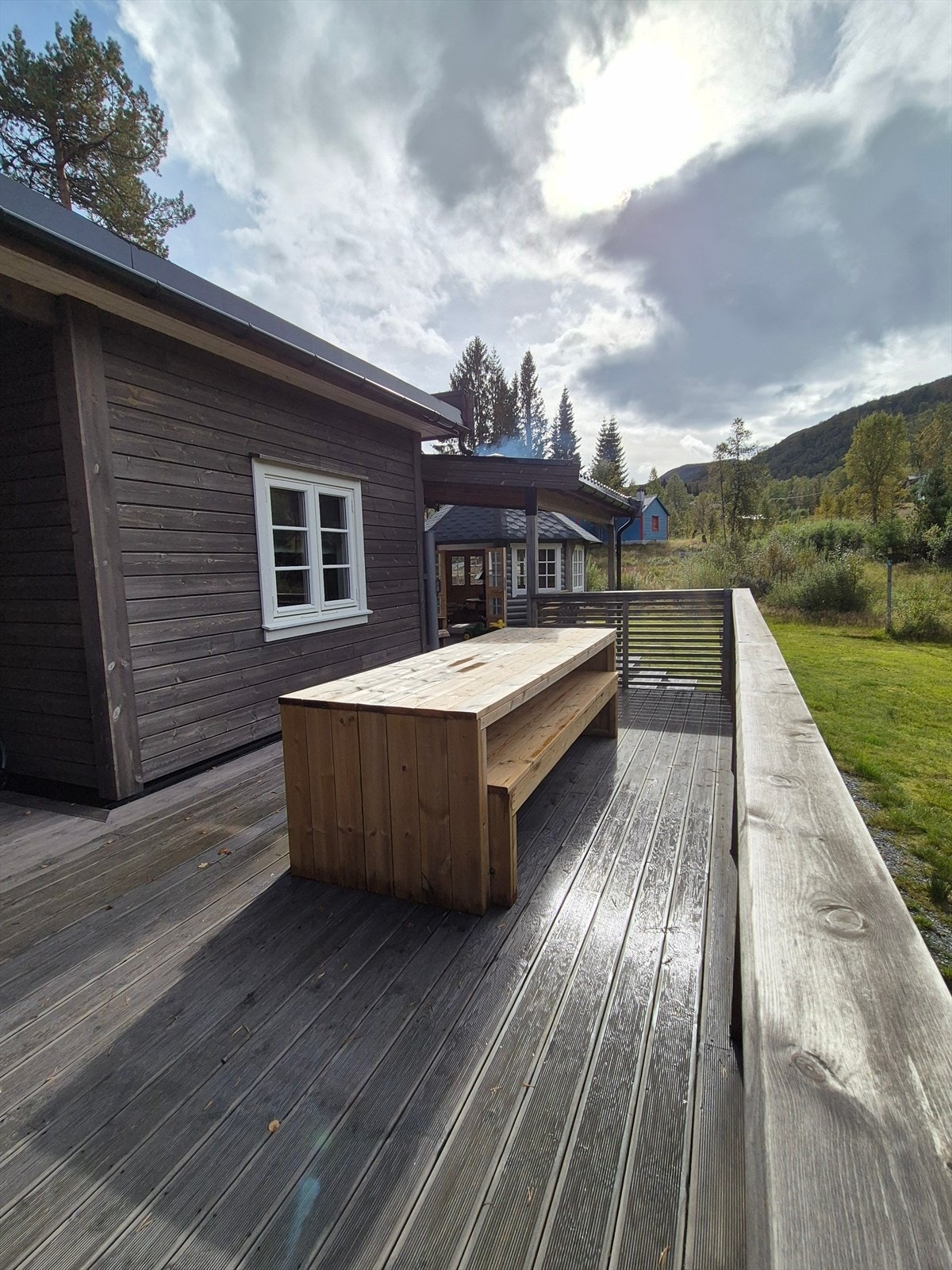 Spisebord og benker på terrasse medfølger handelen Galleribilde