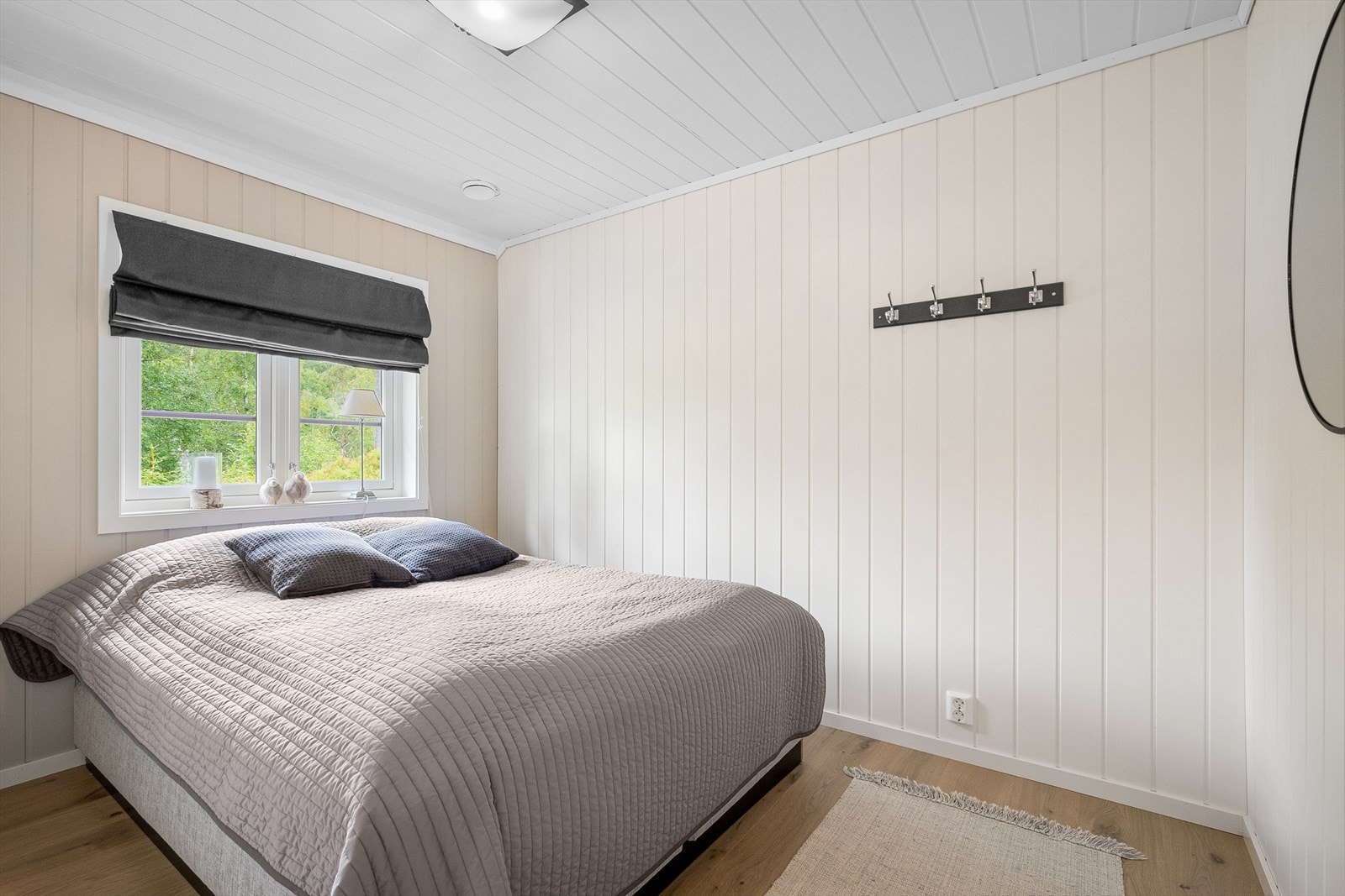 Hytten har tre soverom som alle er av god størrelse og som er innredet med 150 cm brede senger Galleribilde