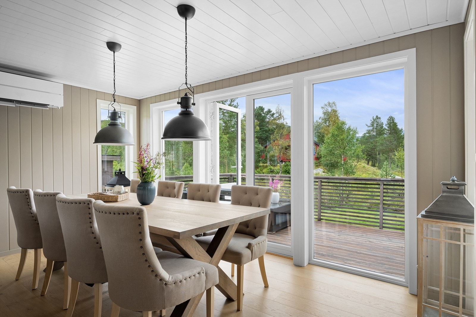 Fra stue/kjøkken er det utgang til hyttens terrasse og uteområde Galleribilde