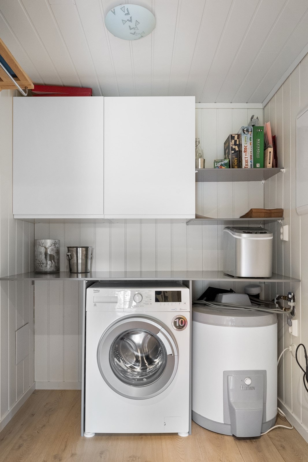 Hytten har innvendig bod med overskap og benkeplate for oppbevaring. Her er det montert varmtvannstank og opplegg for vaskemaskin Galleribilde