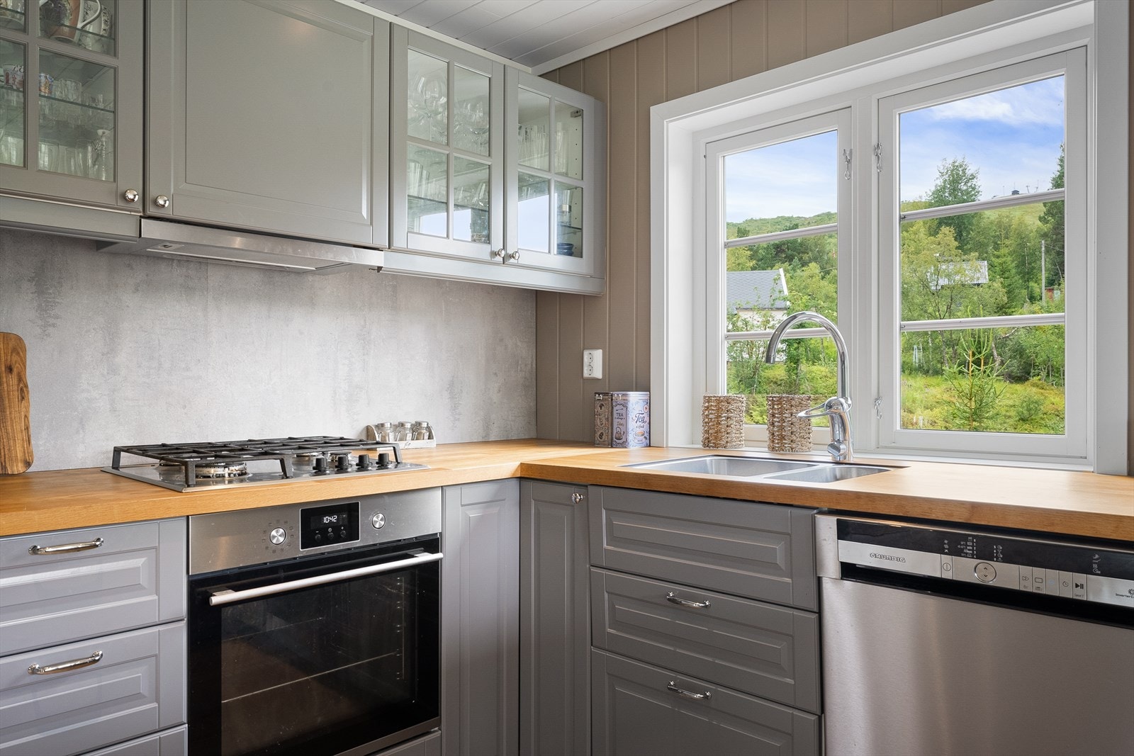 Her finnes hvitevarer som kjøleskap/fryseskap, oppvaskmaskin, gasstopp og stekeovn Galleribilde