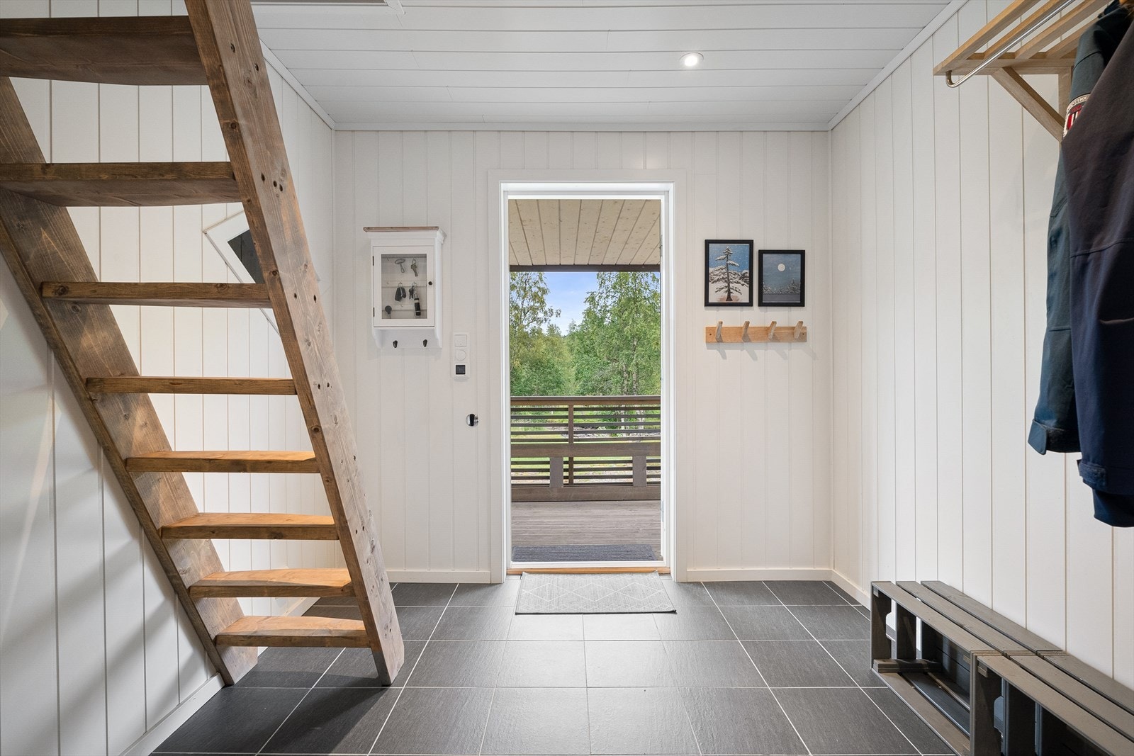 I gangen er det god plass til å henge av seg yttertøy og sette fra seg sko Galleribilde