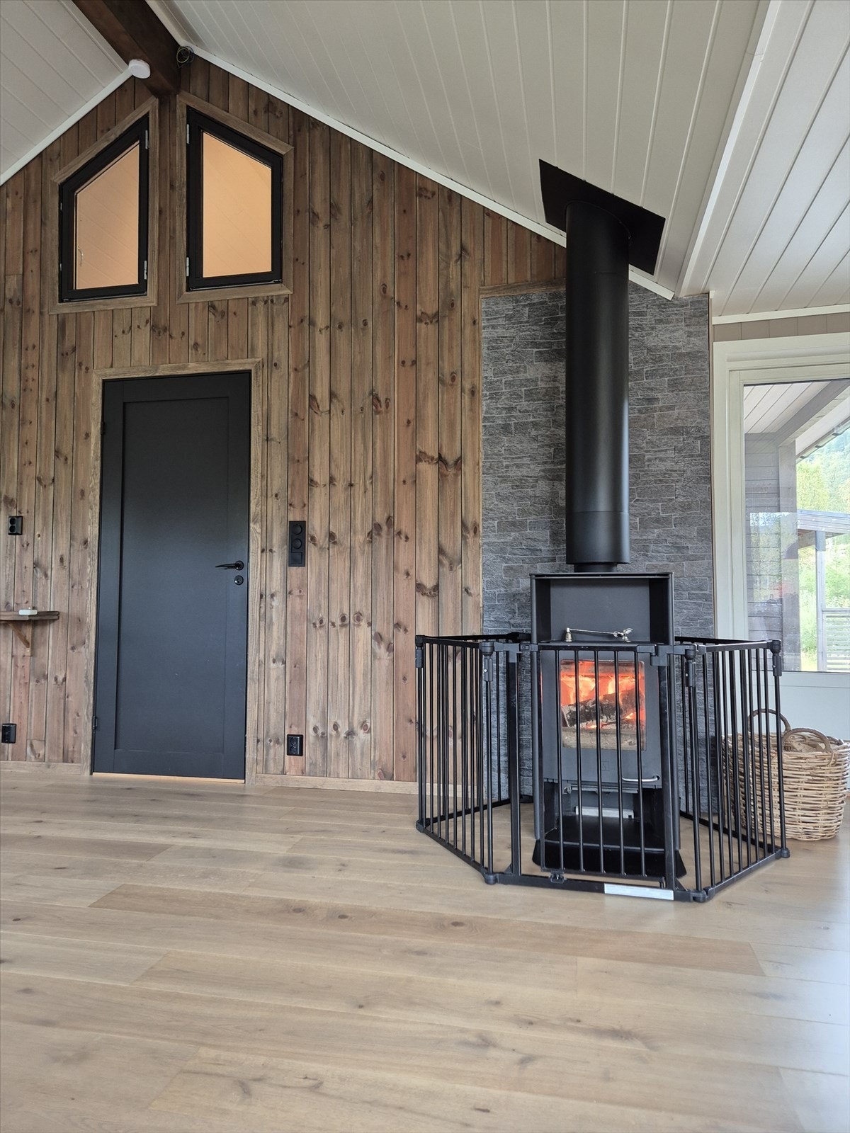 Vedovnen i stuen varmer godt, i hele hytten Galleribilde