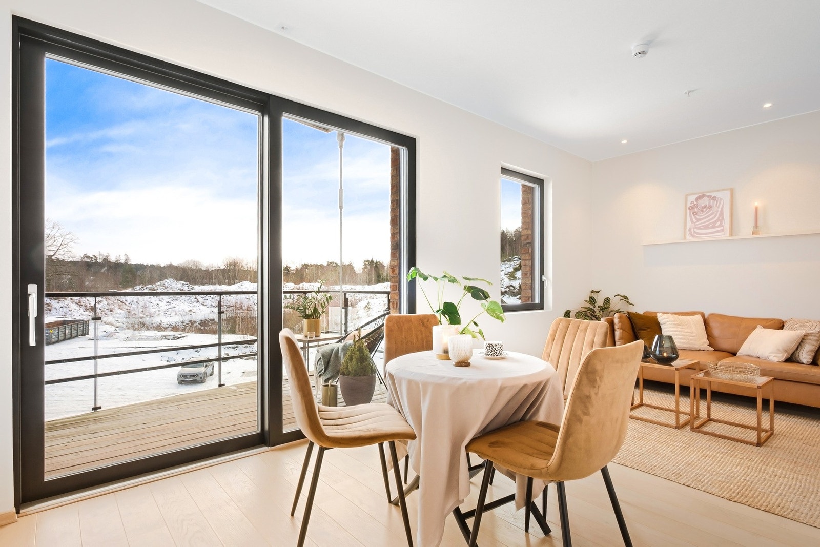 Tv og internett (Fiber), vannbåren gulvvarme og varmt- og kaldtvann er inkludert i husleien. Derav har leiligheten veldig rimelige bokostnader. Galleribilde