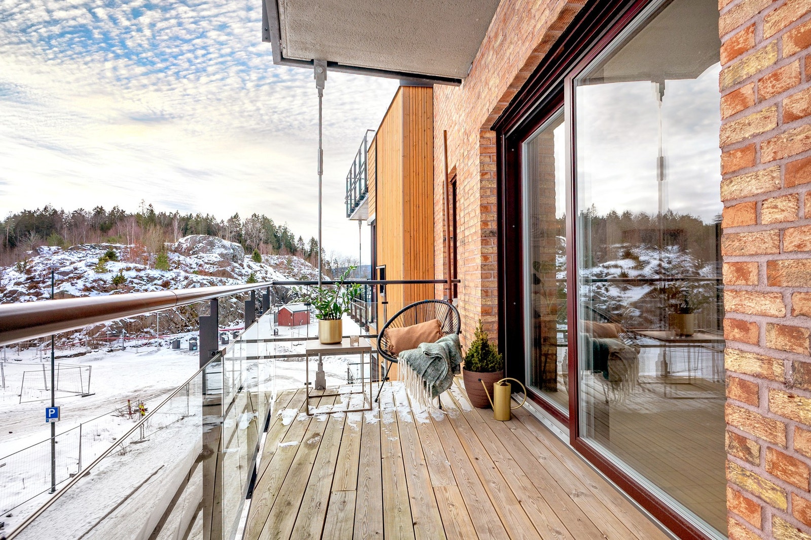 Fra stuen er det utgang til balkong på 9 m². Store deler av sommerhalvåret står døren oppe og mye tid blir tilbrakt her ute. Galleribilde