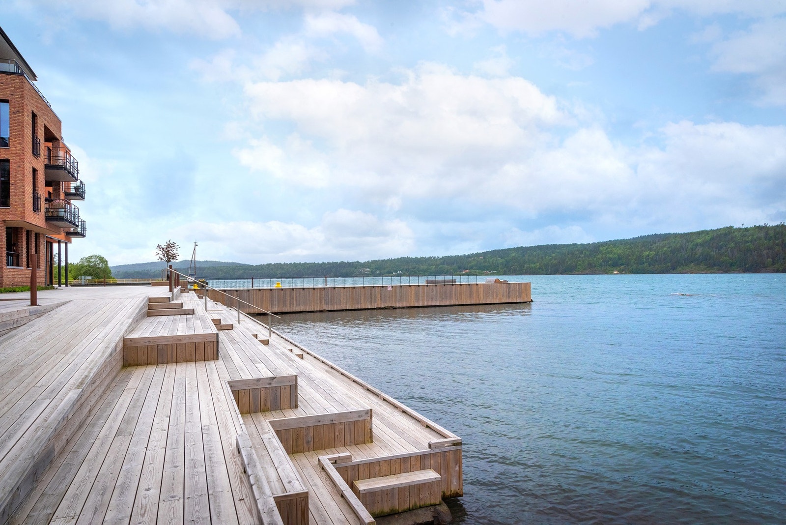 Enten du liker å seile, bade, padle eller bare nyte solnedgangen - her ligger alt til rette for å leve nær sjøen. Galleribilde
