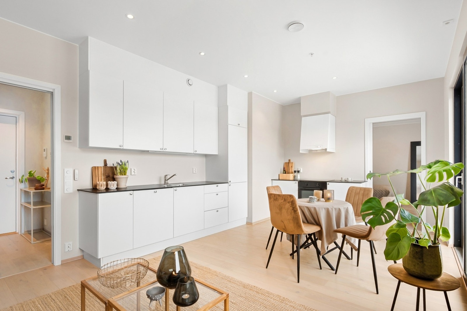 Det praktiske kjøkkenet har en åpen løsning. Her har du et arbeidsvennlig kjøkken med gode løsninger og fin plassutnyttelse, for deg som er glad i å lage mat. Galleribilde