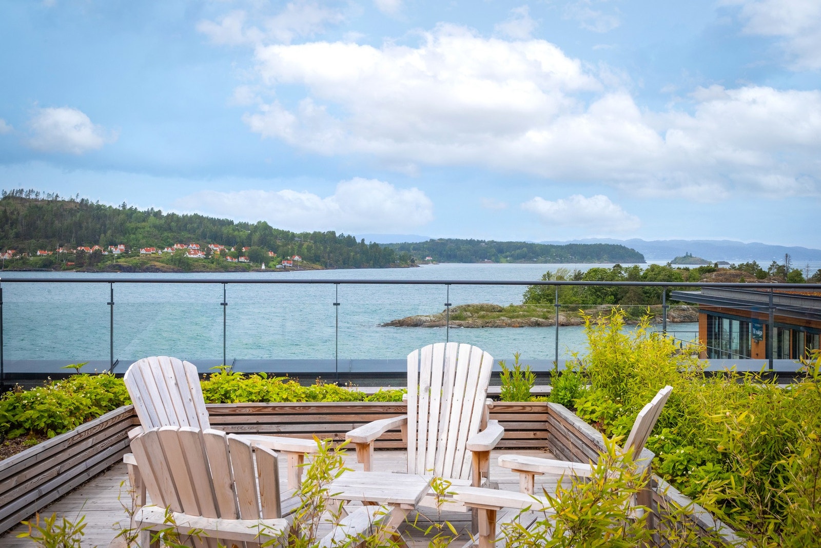 Takterrassen har plass til hele vennegjengen og familien, med gode solforholdene og flott utsikten over fjorden. Galleribilde