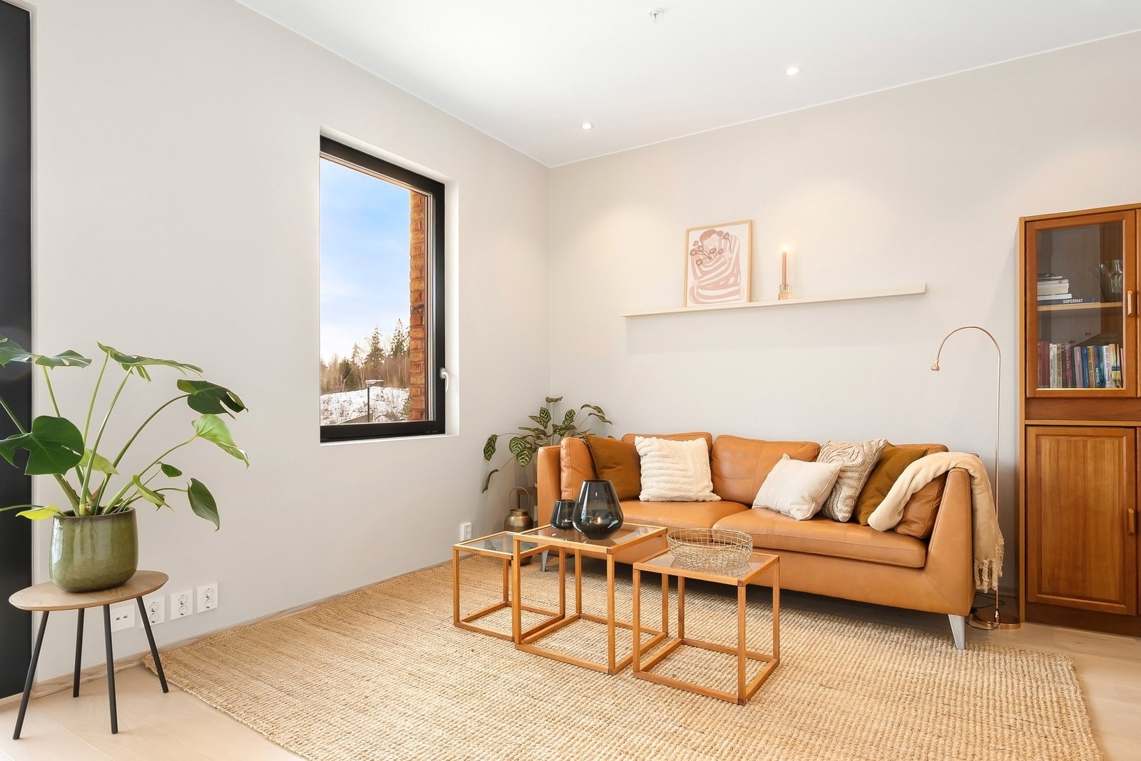 Den praktiske løsningen gjør det enkelt å møblere, og det er plass til både spisestue og sofagruppe med tilhørende møblement. Galleribilde