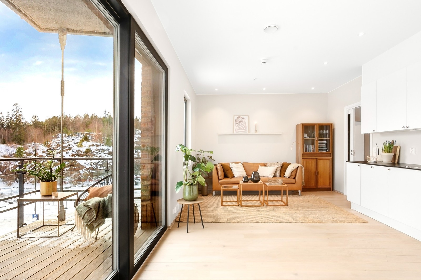 Stuen blir leilighetens selvsagte samlingspunkt, med store vindusflater. Galleribilde