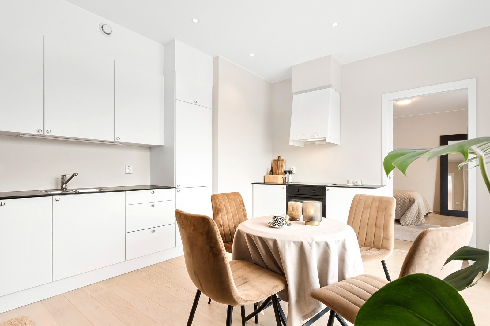 Kjøkkeninnredning med slette fronter og laminat benkeplate. Integrert komfyr, platetopp, kjøl/fryseskap og oppvaskmaskin. Galleribilde