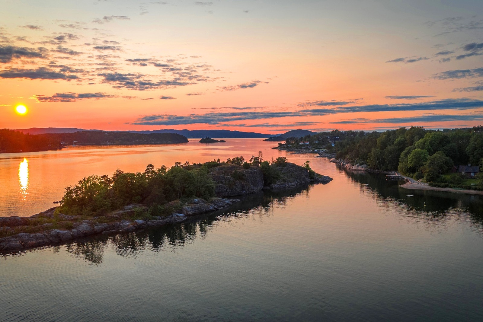 Beliggenheten er rett ved sjøen, i et stille og landlig område, samtidig som det er kort vei til alt du trenger i hverdagen. Galleribilde
