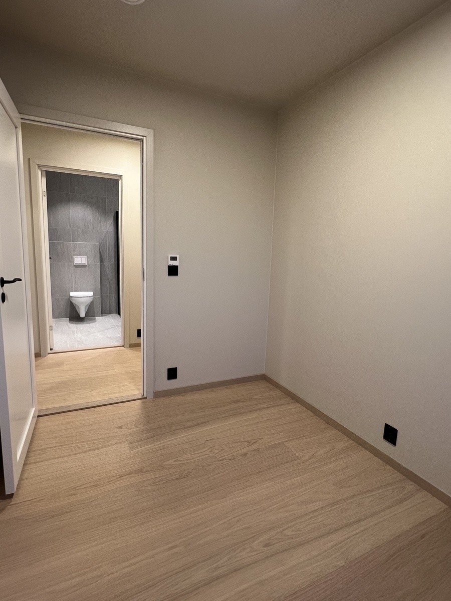 Soverom med god plass til seng og skrivebord, og direkte tilkomst til garderobe og bad Galleribilde