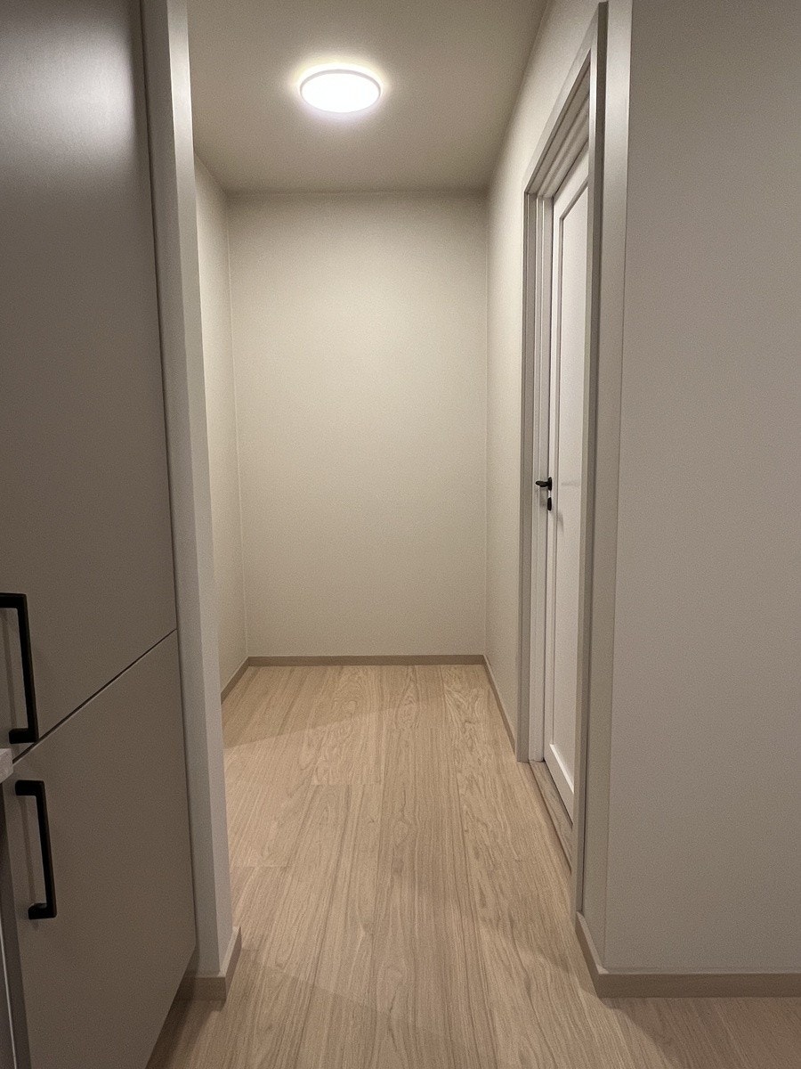 Garderobe/gang mellom soverom og bad, sett fra stue Galleribilde