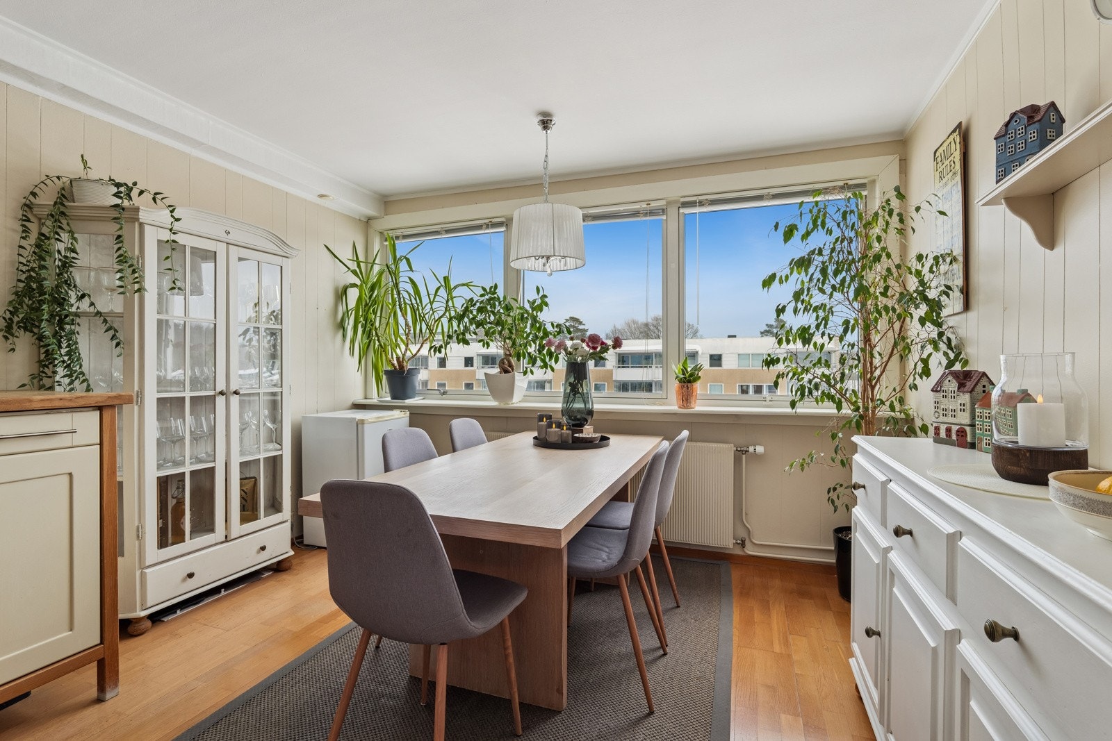 Romslig kjøkken med god plass til spisestue. Her kan hvitt vitrineskap og helt hvit sjenk på kjøkkenet medfølge hvis man ønsker Galleribilde