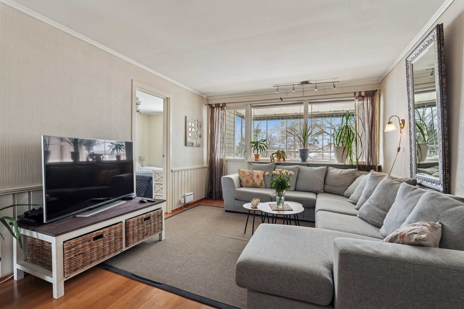 Stue med utgang til innglasset balkong Galleribilde