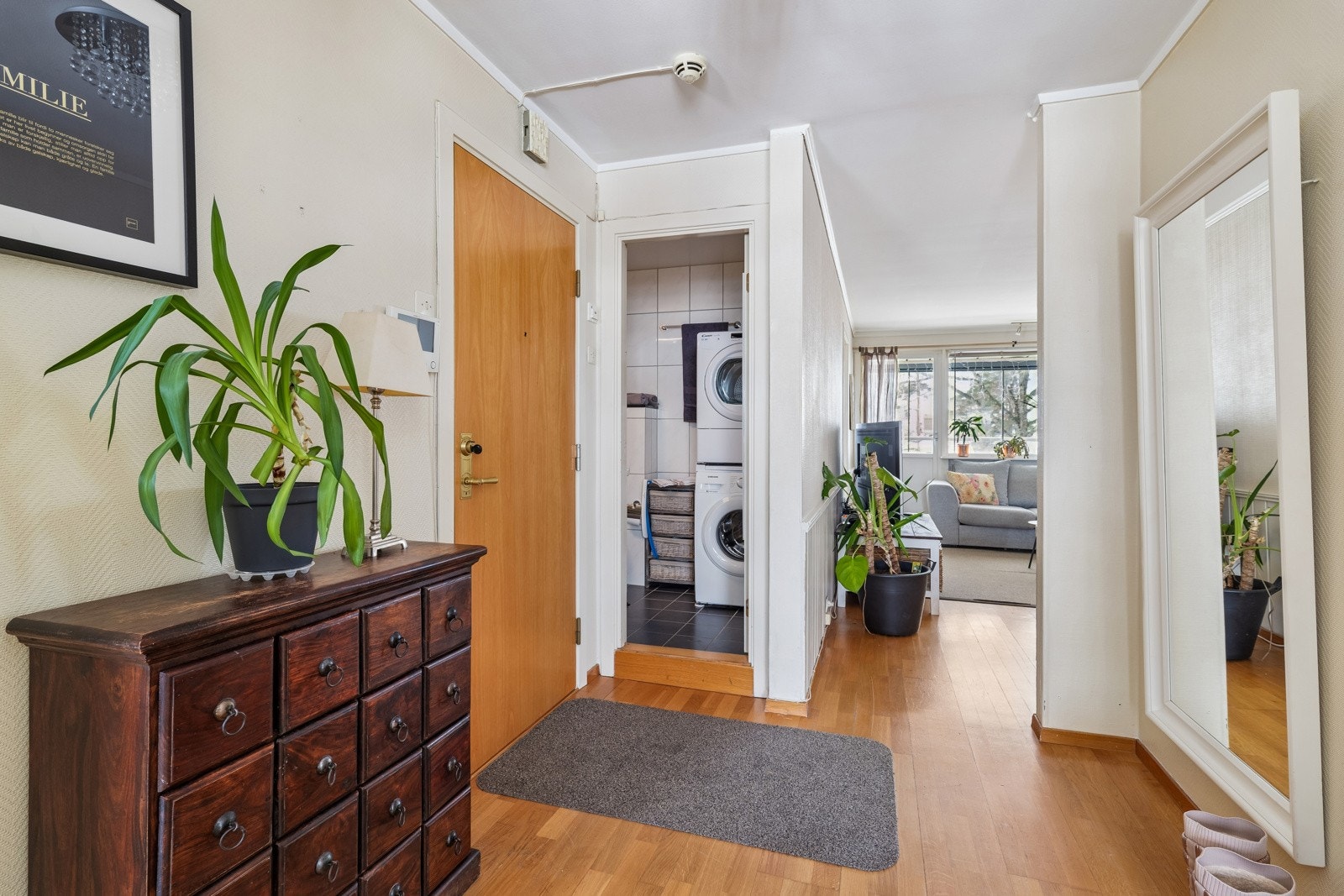 Velkommen inn! Entrè med plass til yttertøy Galleribilde