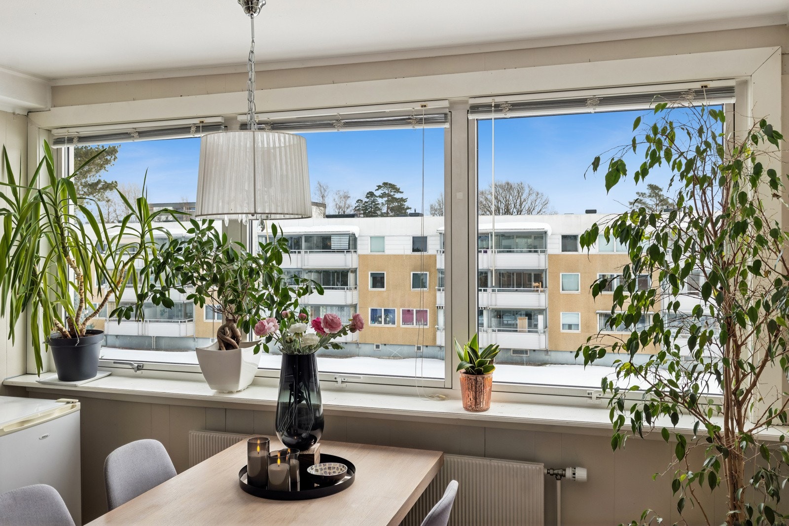 Utsikt fra kjøkken. Store vindusflater som gir godt med lysinnslipp Galleribilde