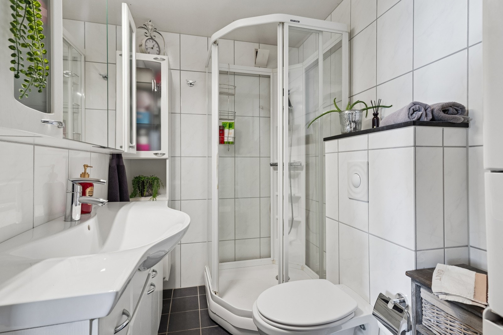 Bad med innredning, dusjkabinett og toalett. Opplegg for vaskemaskin Galleribilde