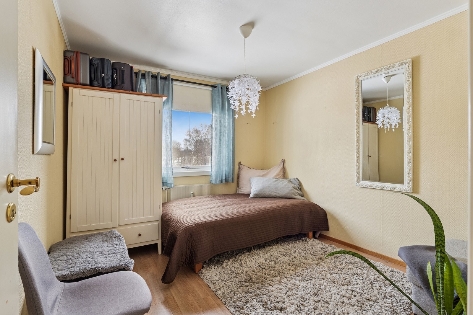 Soverom med garderobeskap Galleribilde