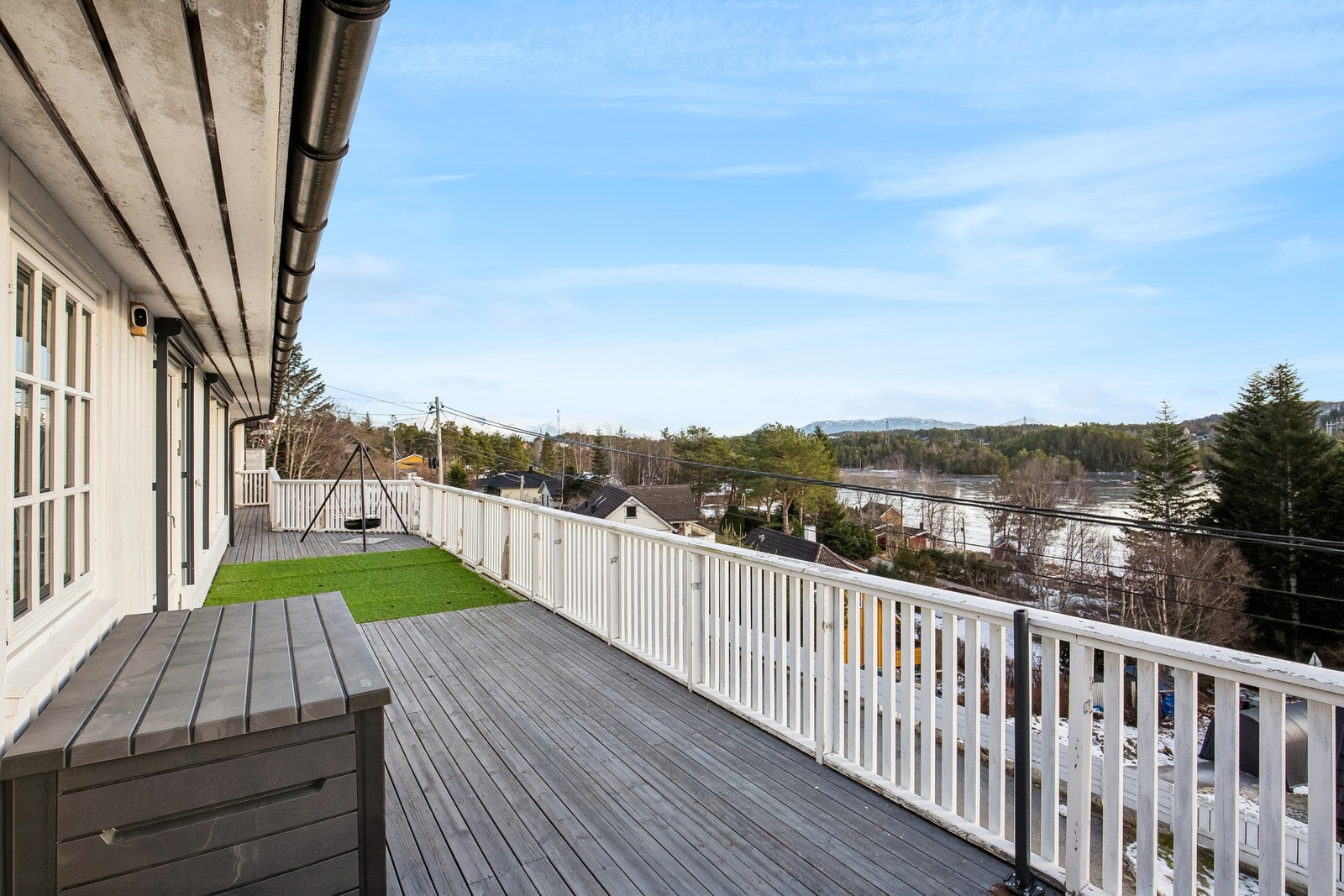 Romslig veranda Galleribilde