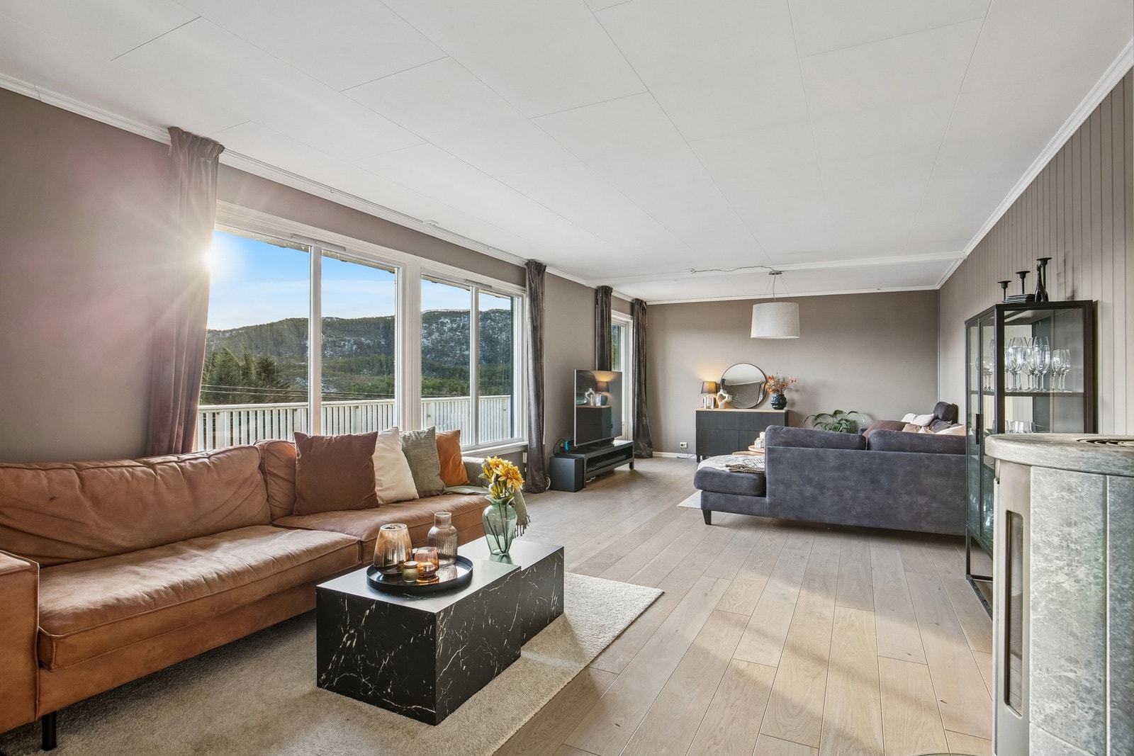 Komfortabel lounge med god plass til ønsket møblement Galleribilde