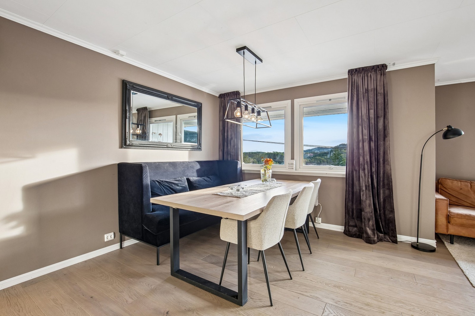 God plass til spisebord Galleribilde