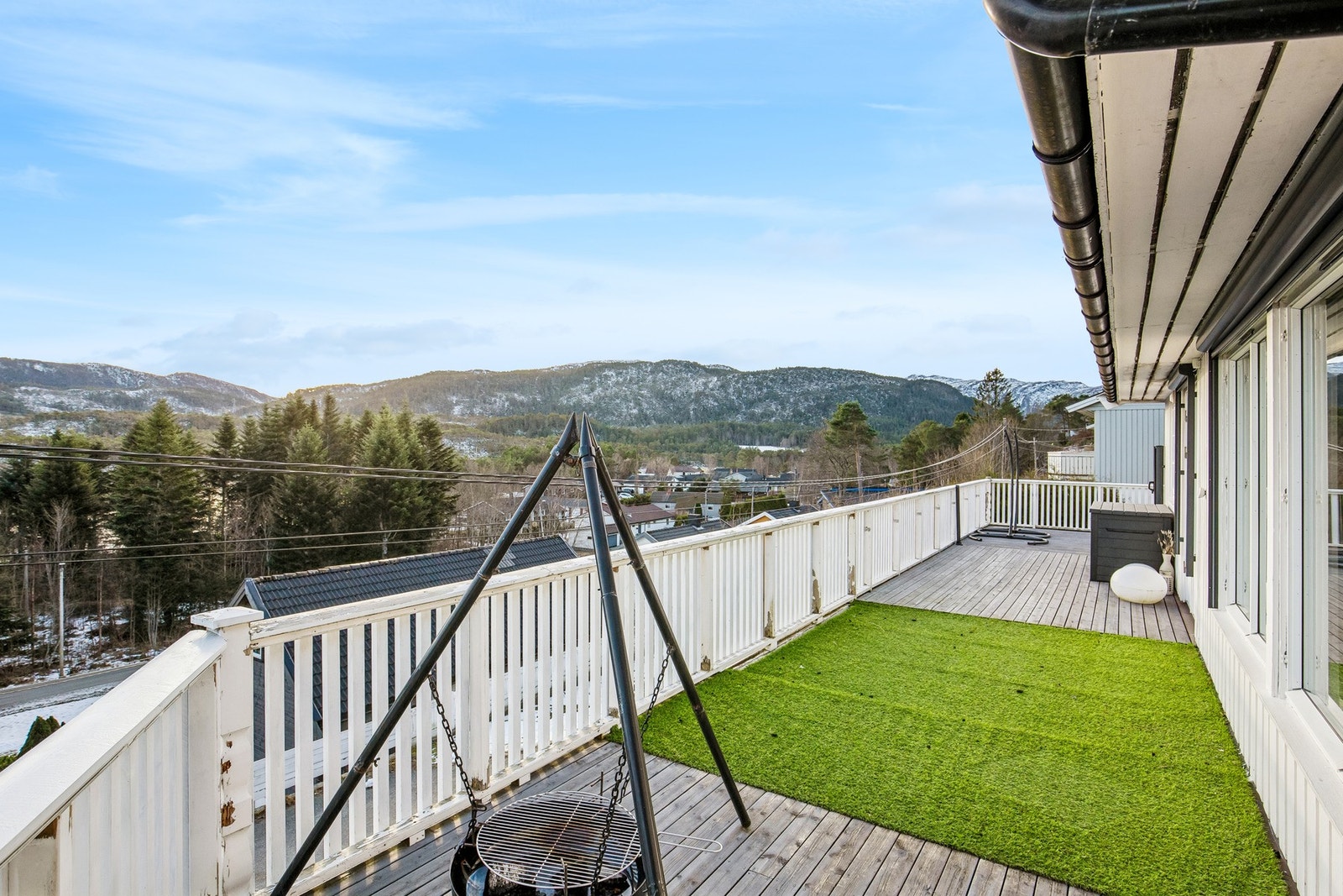 Romslig veranda med gode solforhold Galleribilde