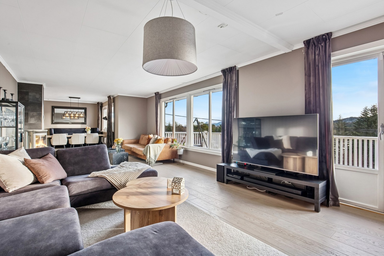 Store vindusflater som gir godt med lysinnslipp Galleribilde