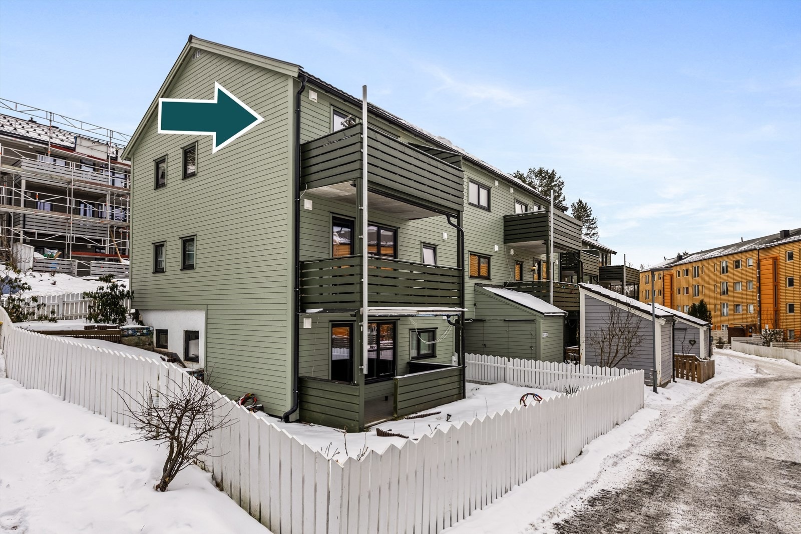 Fasade: Leiligheten er beliggende som toppleilighet i 2. etasje, i bygg med underetasje. Galleribilde