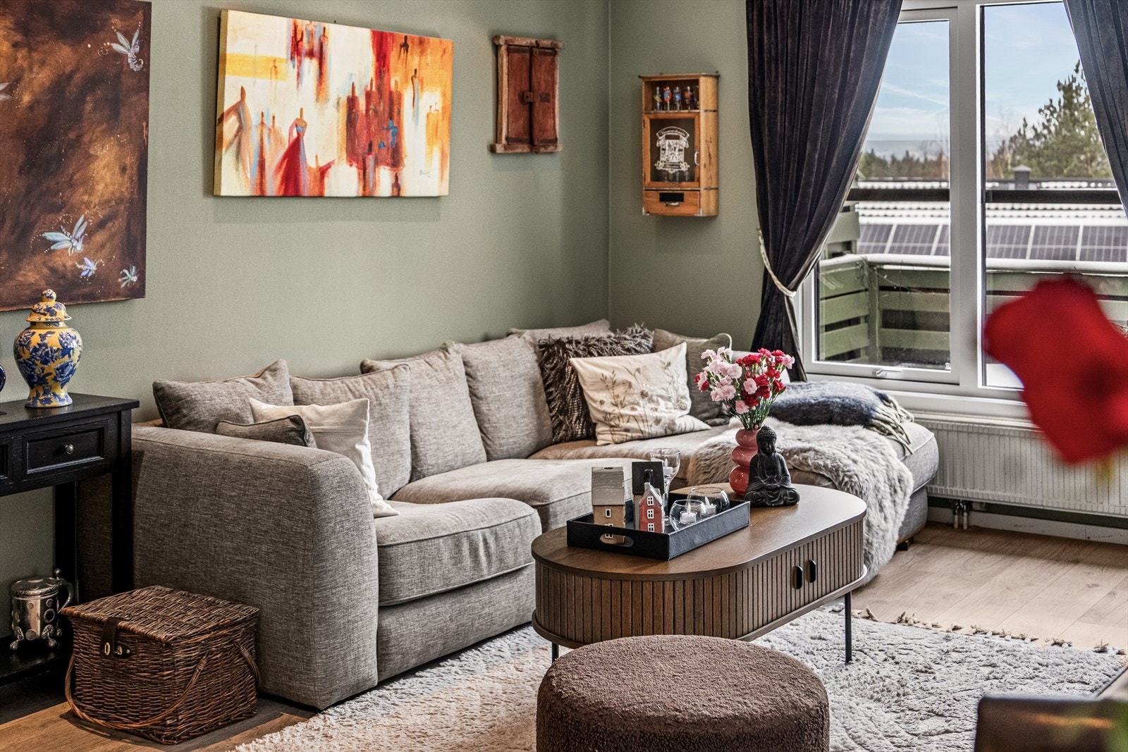 Leiligheten ligger som toppleilighet i byggets 2. etasje med følgende romfordeling:
Entré, bad, bod, stue/kjøkken og 2 soverom. Galleribilde